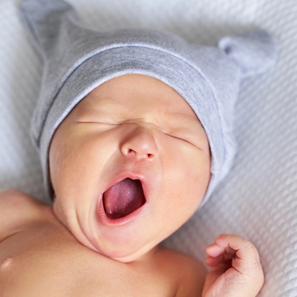 Lekarz leczy zęby dziewczynki