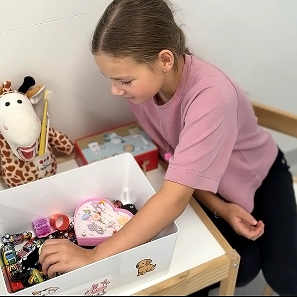 Dziewczynka bawi się zabawkami