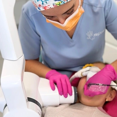 Lekarz leczący zęby dziewczynki