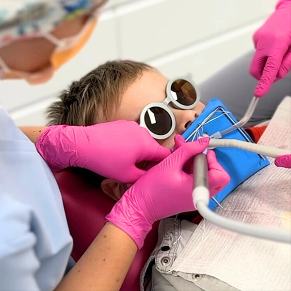 Lekarz leczy zęby chłopca