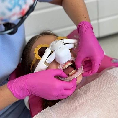 Lekarz leczący zęby dziewczynki