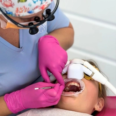 Lekarz leczący zęby dziewczynki