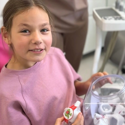 Lekarz leczący zęby dziewczynki