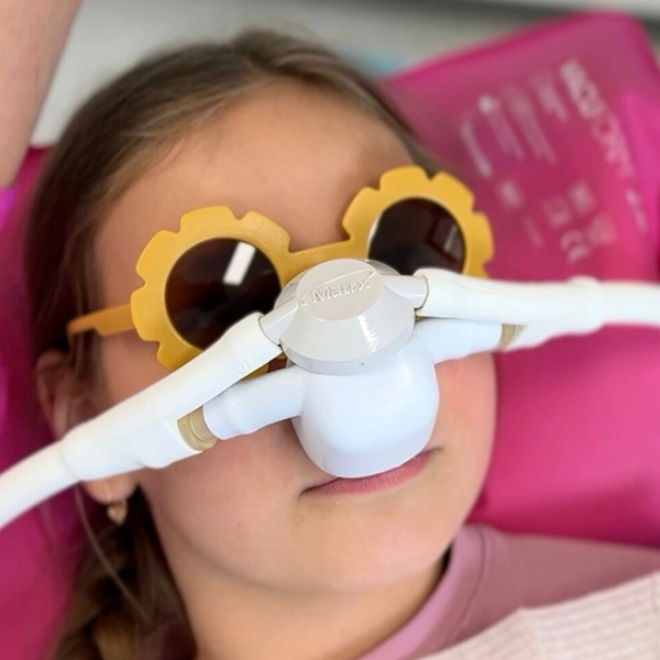 Lekarz leczy zęby dziewczynki