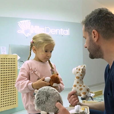 Lekarz leczący zęby dziewczynki