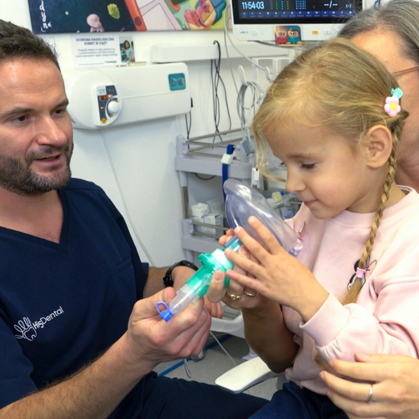 Lekarz leczy zęby dziewczynki