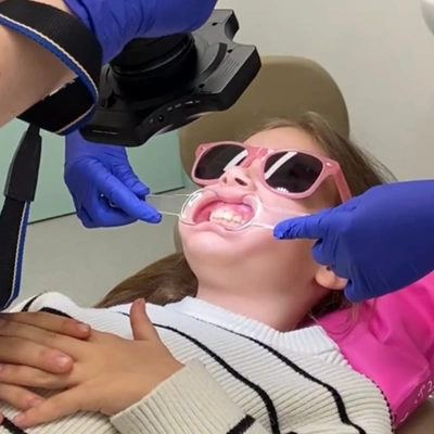 Lekarz leczący zęby dziewczynki